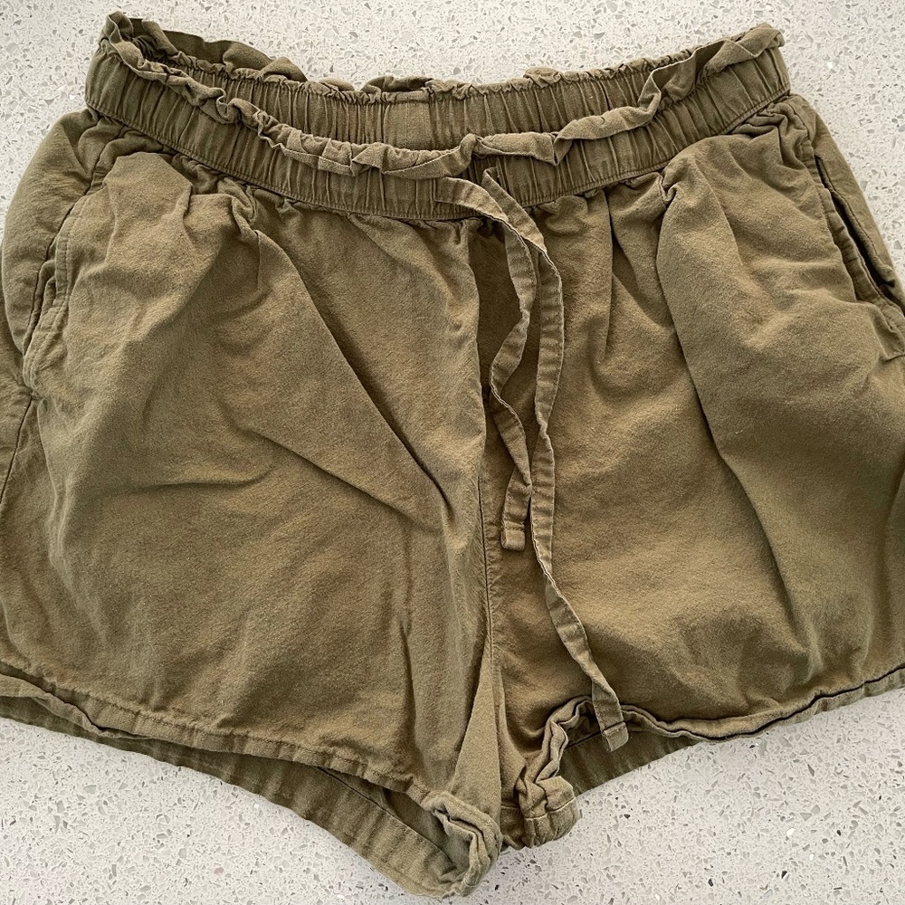 Uniqlo Paper Bag Ruffled High Waisted Shorts Medium